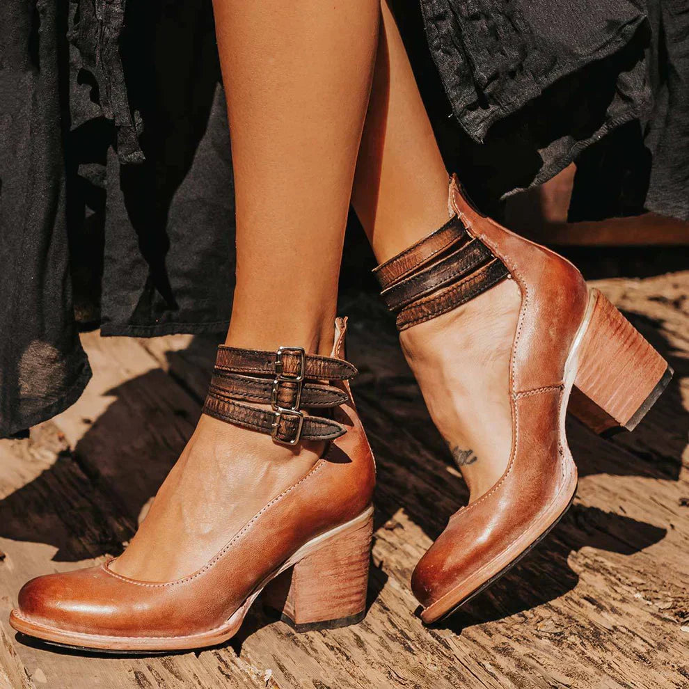 Women's vintage leather strap pumps with adjustable buckles, retro-inspired design and padded insole