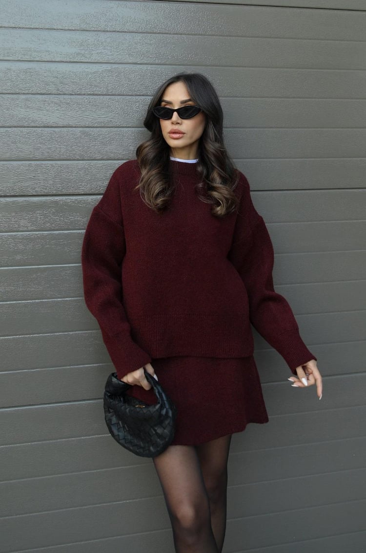 Women's loose-fit minimalist sweater in elegant relaxed silhouette, versatile everyday chic wardrobe essential
