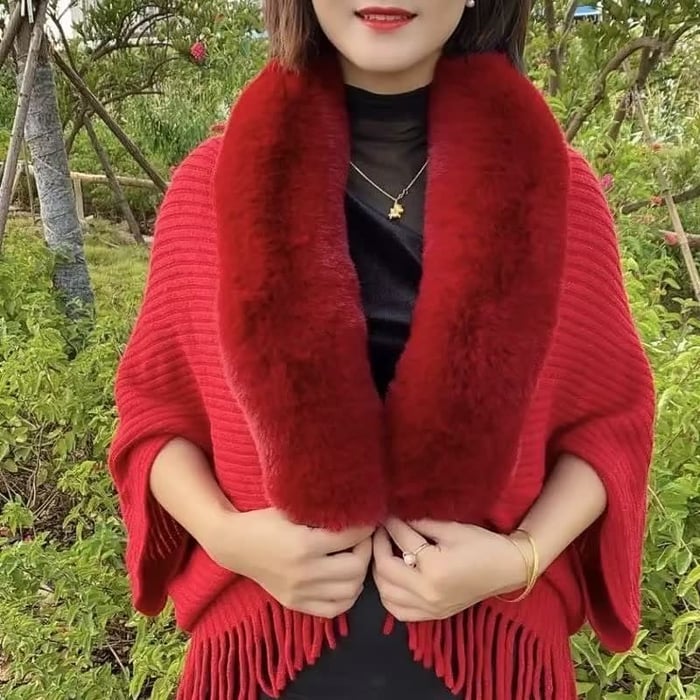 Women's Mila luxurious knitted wool scarf in classic pattern, timeless design for cozy warmth
