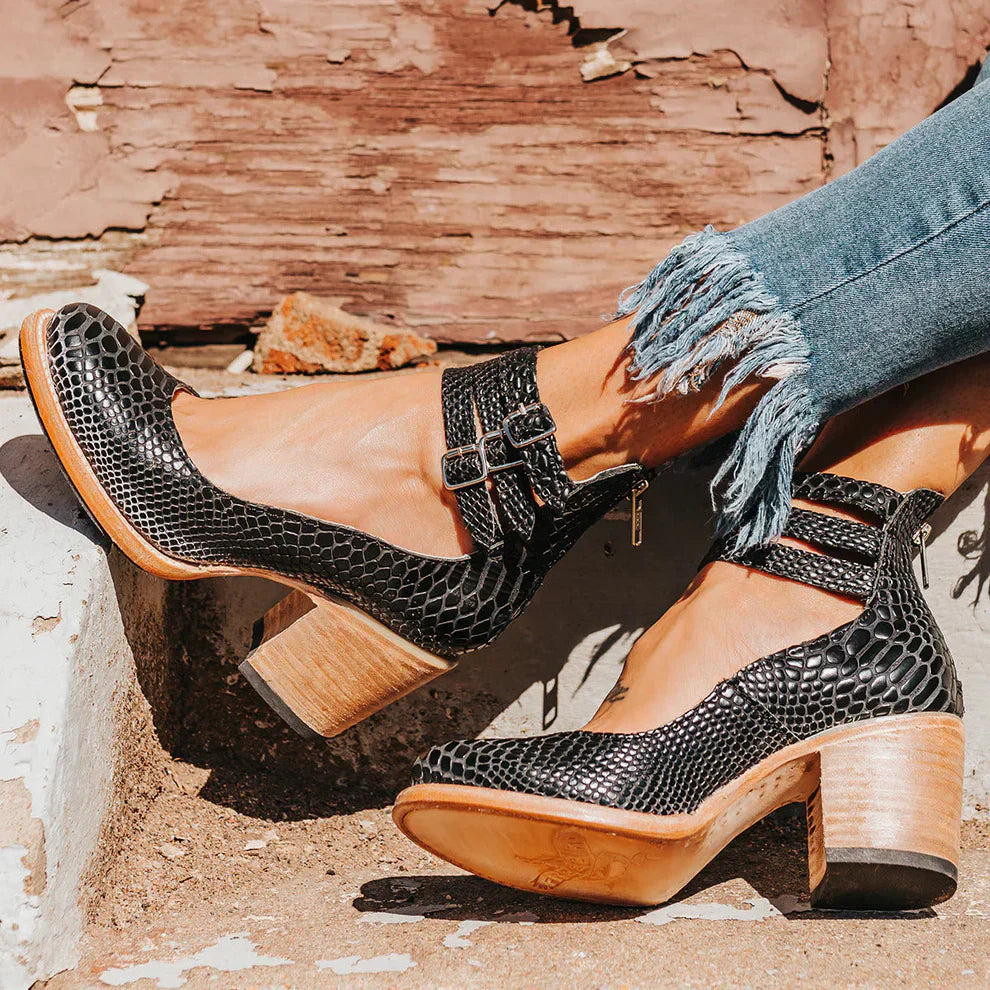 Women's vintage leather strap pumps with adjustable buckles, retro-inspired design and padded insole