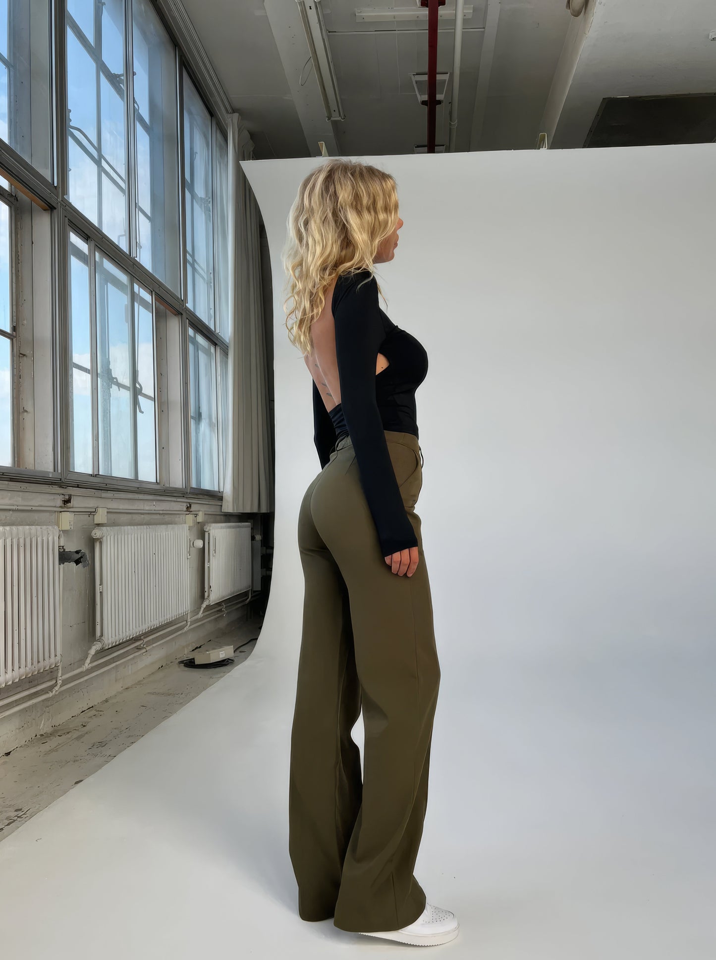 Women's tailored wide-leg straight pants polished elongated silhouette structured waistband versatile comfort