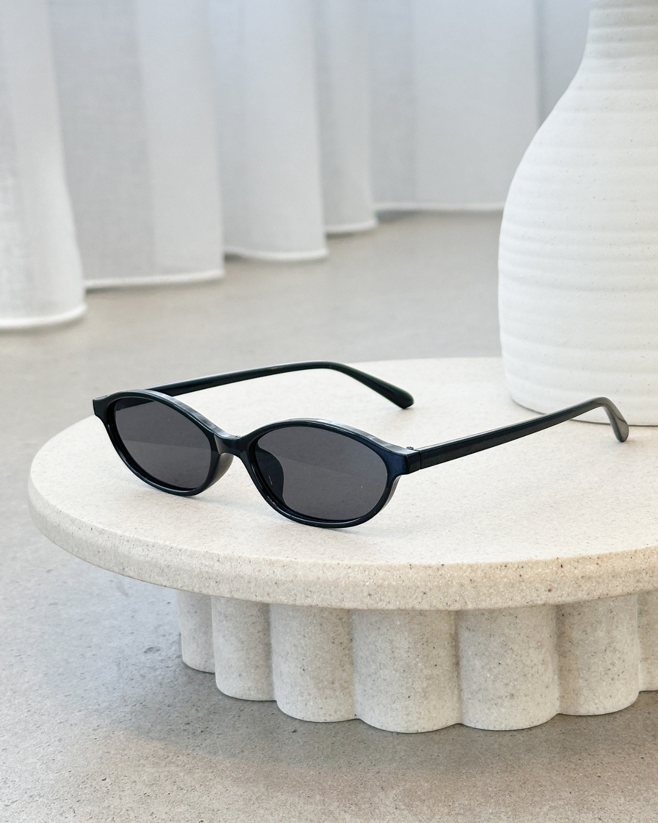 Oval sunglasses lightweight minimalist frame 90s retro silhouette everyday contemporary style
