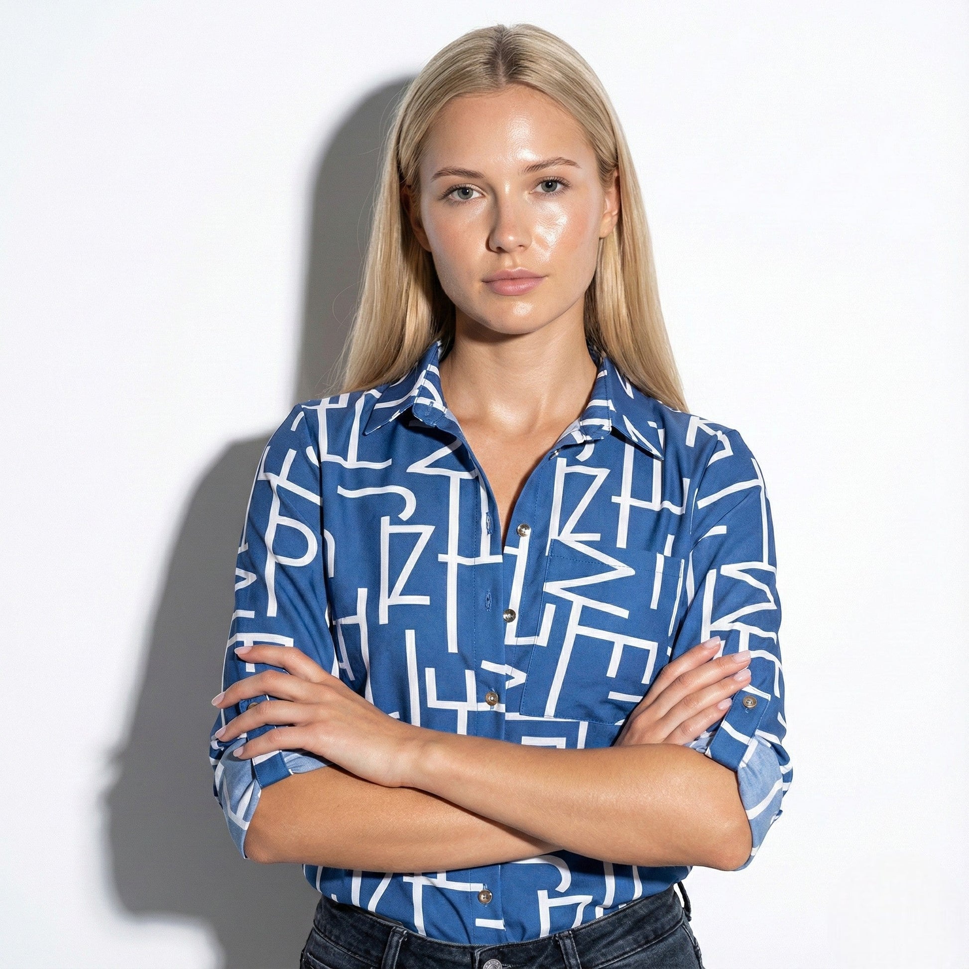 Women's classic collared blouse in breathable fabric, polished office-ready silhouette for everyday wear