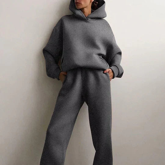 Women's breathable relaxed-fit jogging suit in soft fabric for active wear and daily lounging