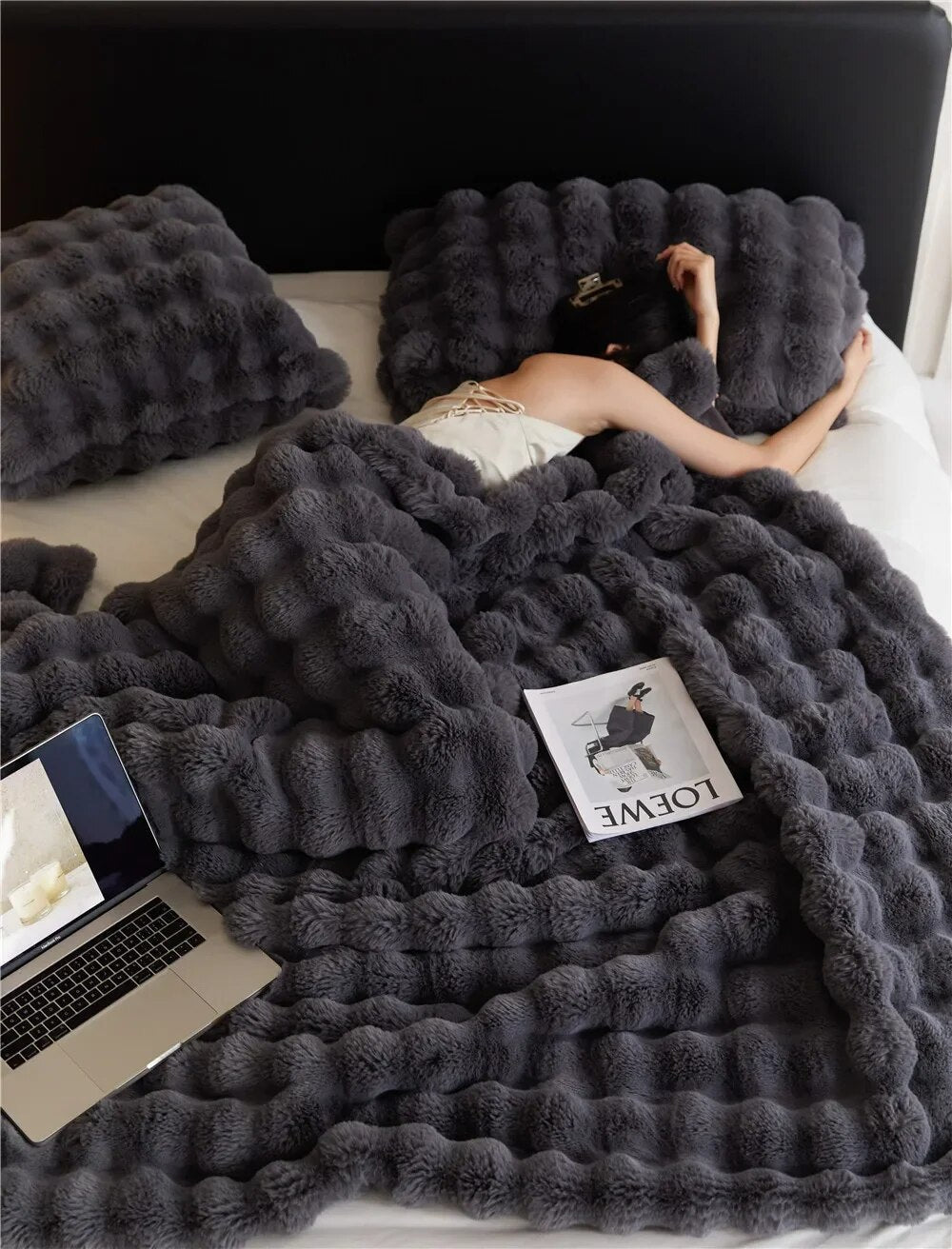Soft plush wool throw blanket ultra-cozy fleece in neutral tones, lightweight all-season bedroom sofa accent