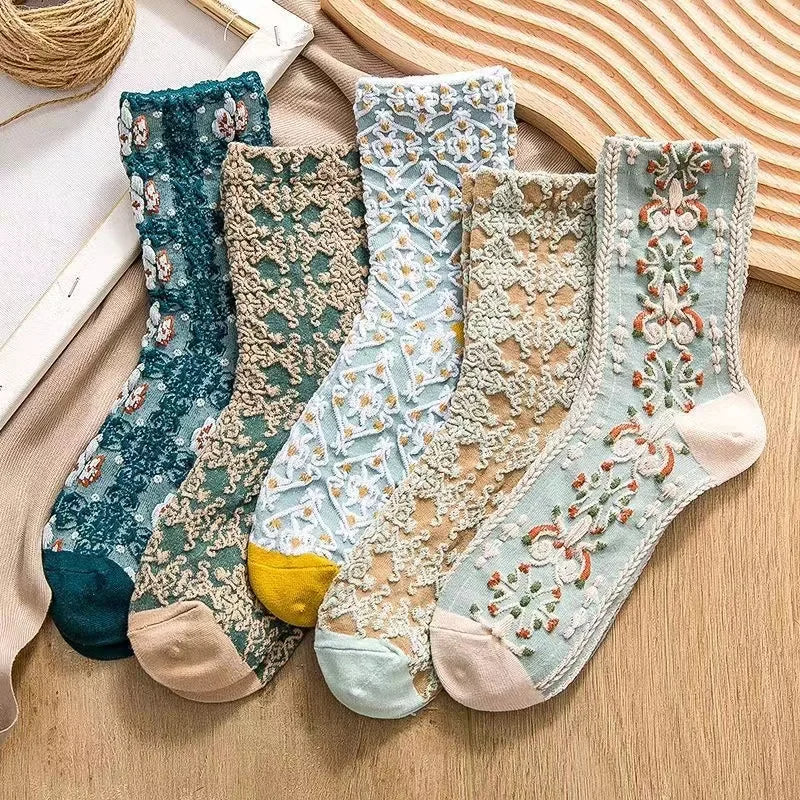 Women's white lace embroidered ankle socks with vintage floral pattern, reinforced toe and heel, breathable comfort