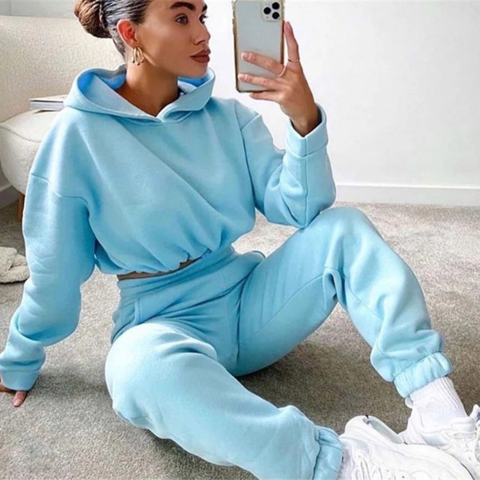 Women's two-piece jogging tracksuit with cropped hoodie and elastic waistband streetwear style