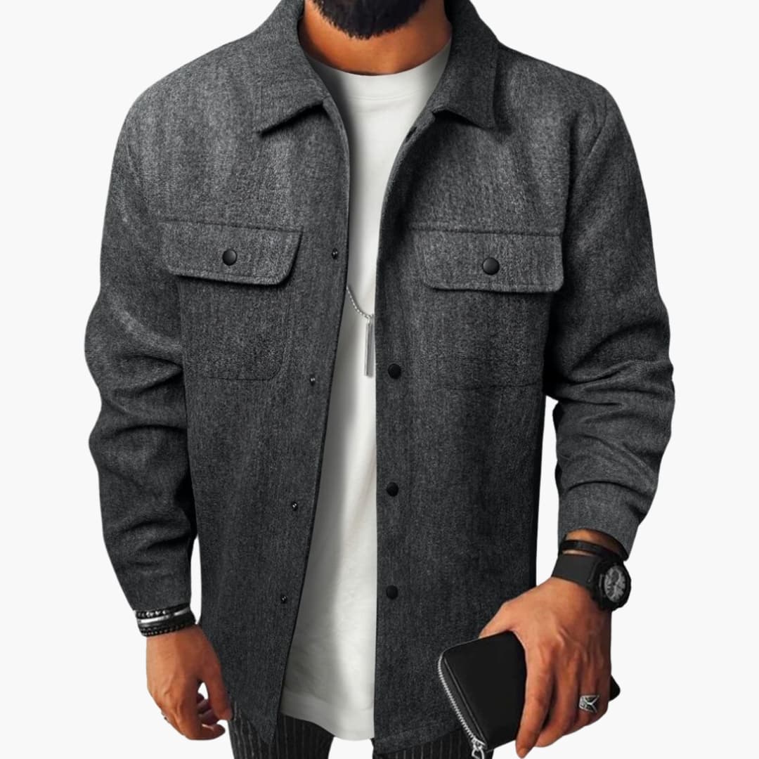 Men's casual button-front shirt with chest pockets, classic collar, long sleeves for autumn layering