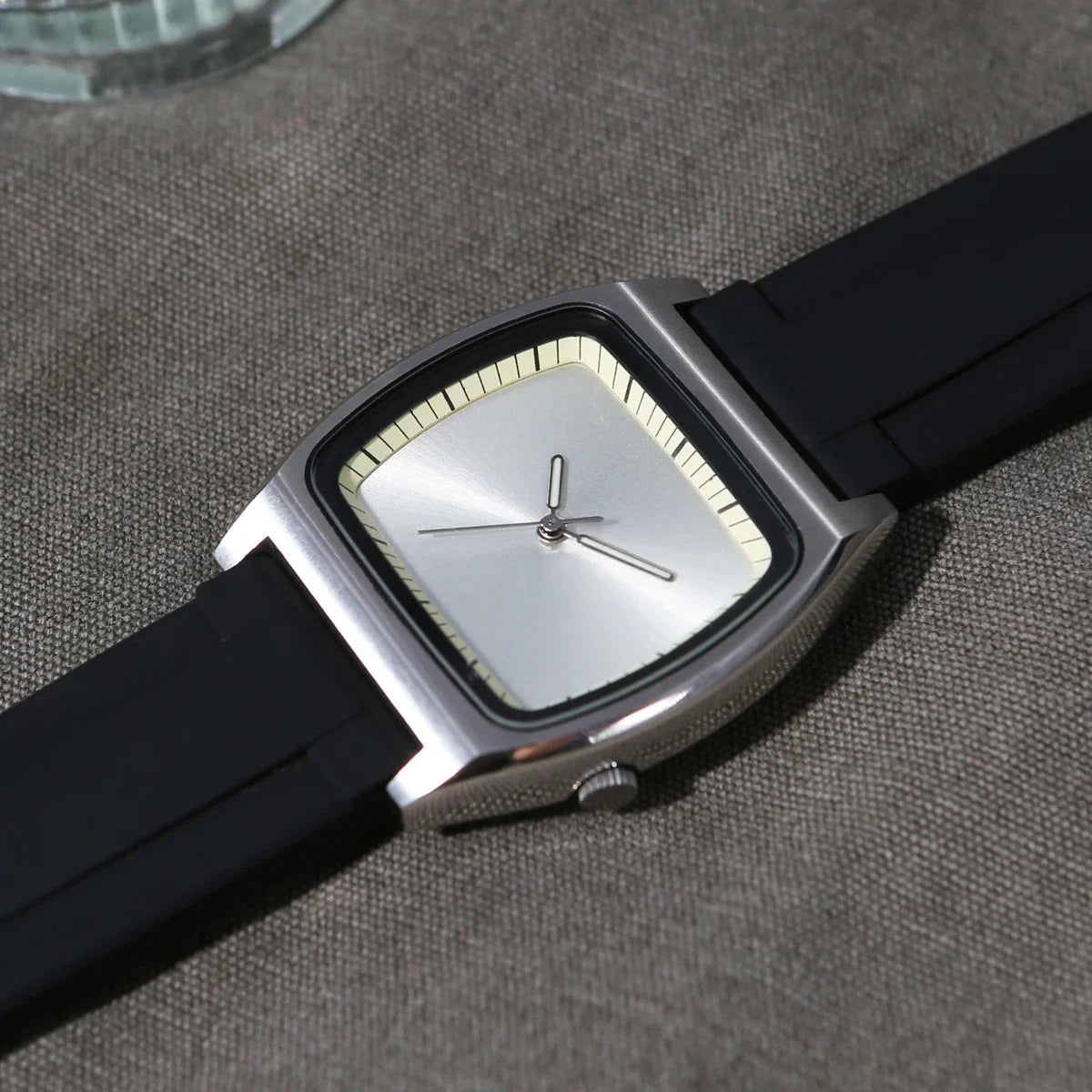 Square-dial minimalist watch brushed metal case luminous markers professional quartz wristwatch
