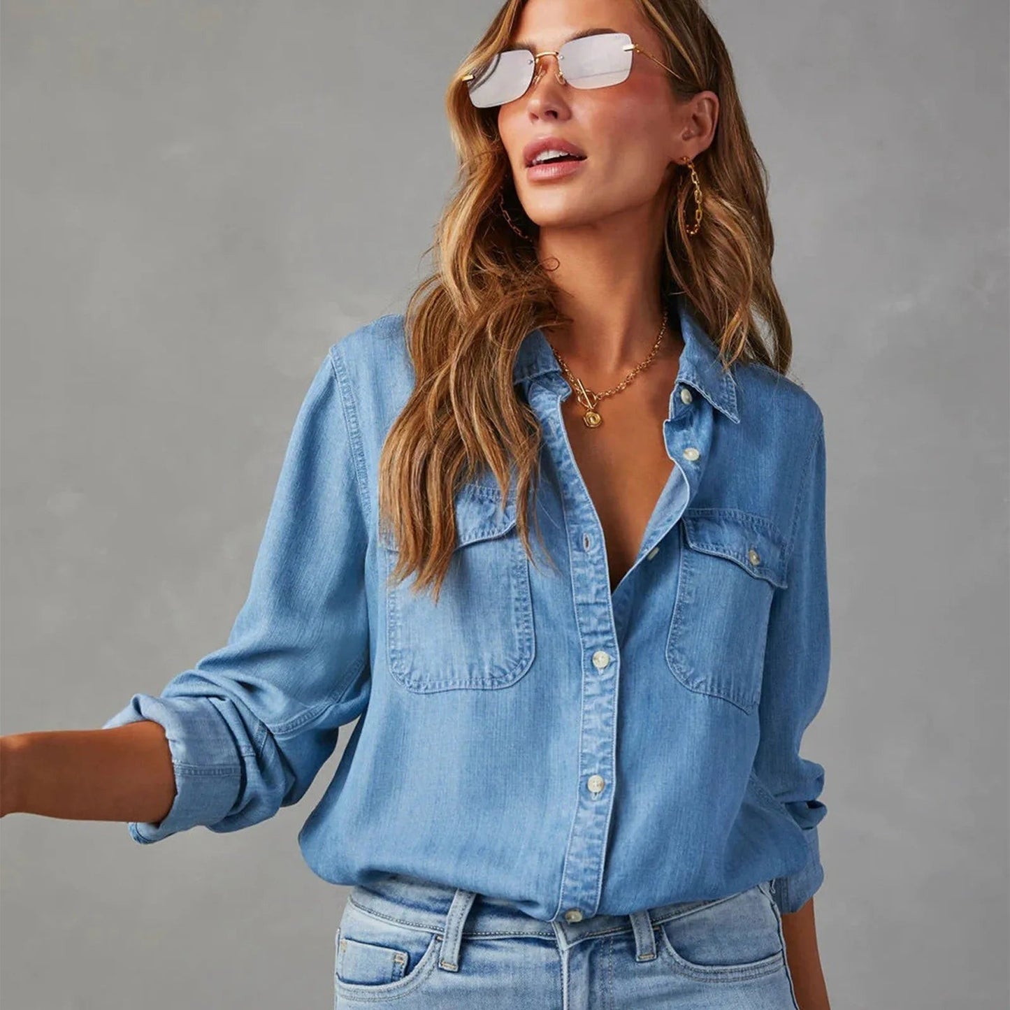 Women's lightweight relaxed-fit casual shirt in soft breathable fabric for everyday elegant style