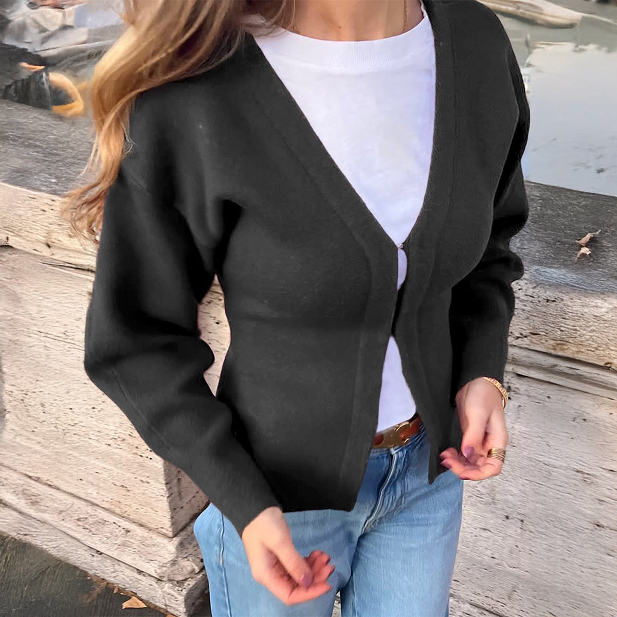 Elegant women's two-piece set, figure-hugging skirt and zip-front jacket for polished occasions