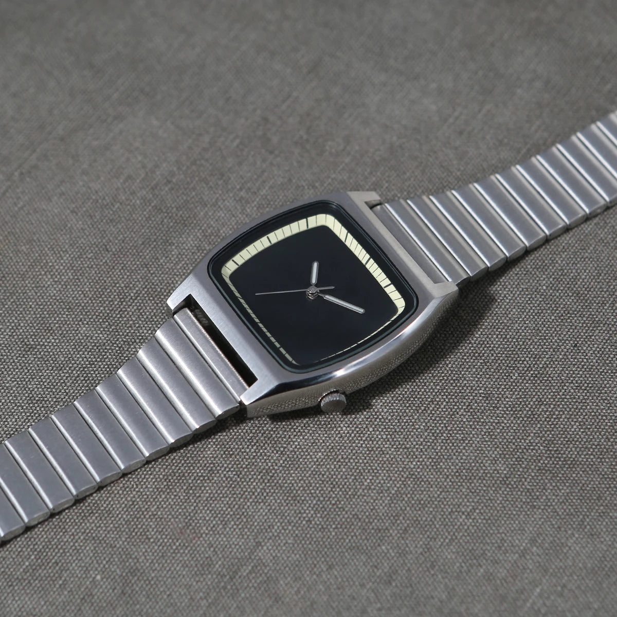 Square-dial minimalist watch brushed metal case luminous markers professional quartz wristwatch