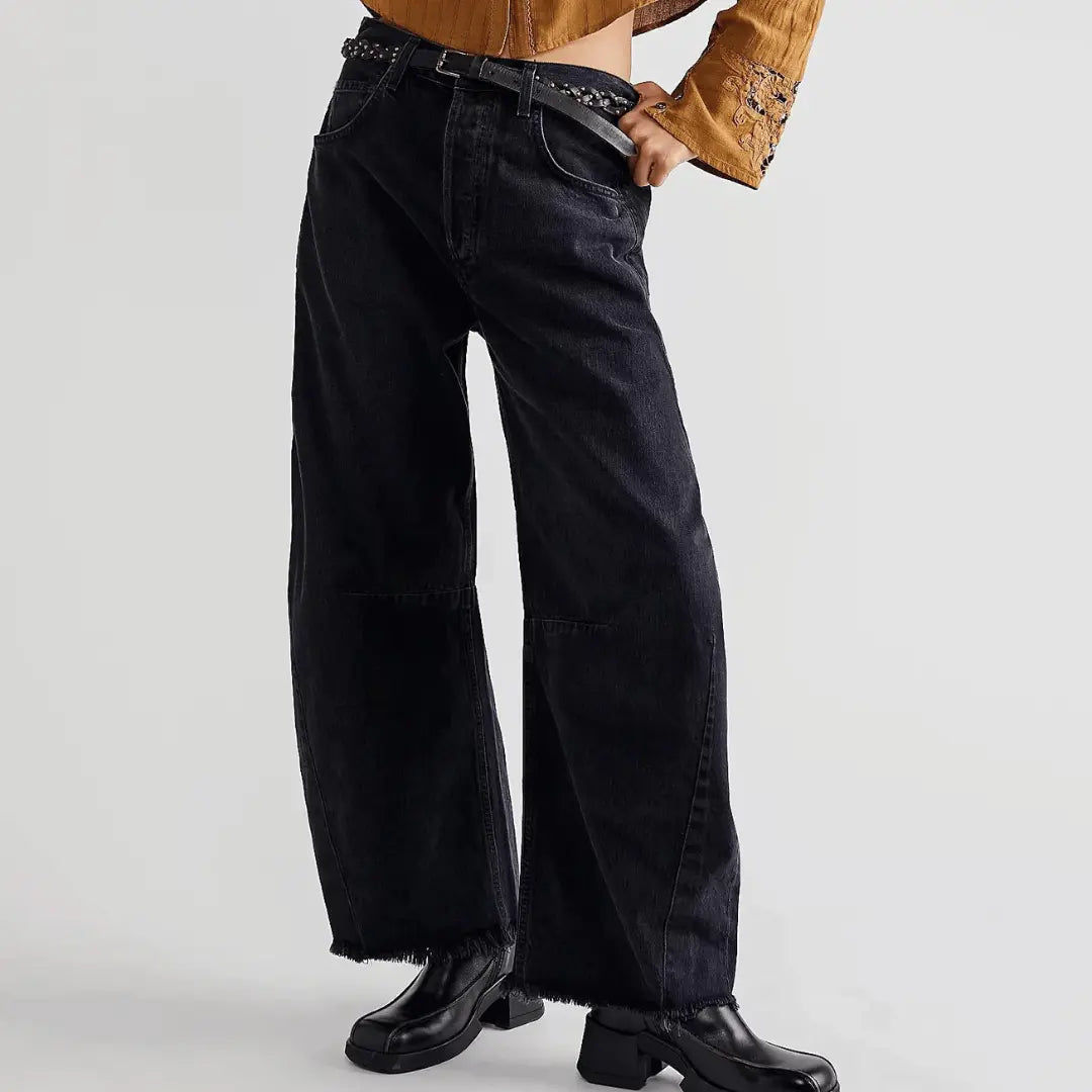 Vintage high-rise wide-leg flare denim jeans in distressed blue with 90s-inspired silhouette