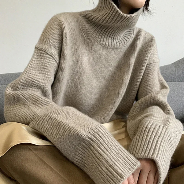 Women's loose-fit knitted turtleneck sweater with ribbed edges, soft wool blend for cold weather