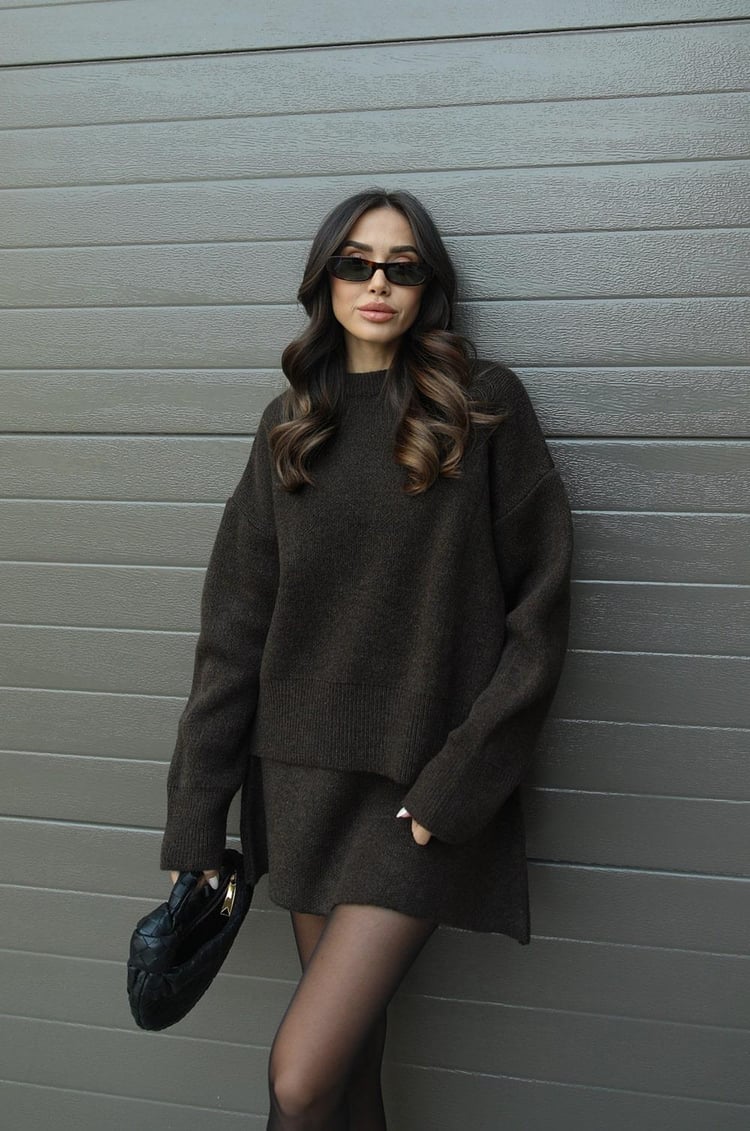 Women's loose-fit elegant sweater relaxed silhouette minimalist design for effortless daily comfort
