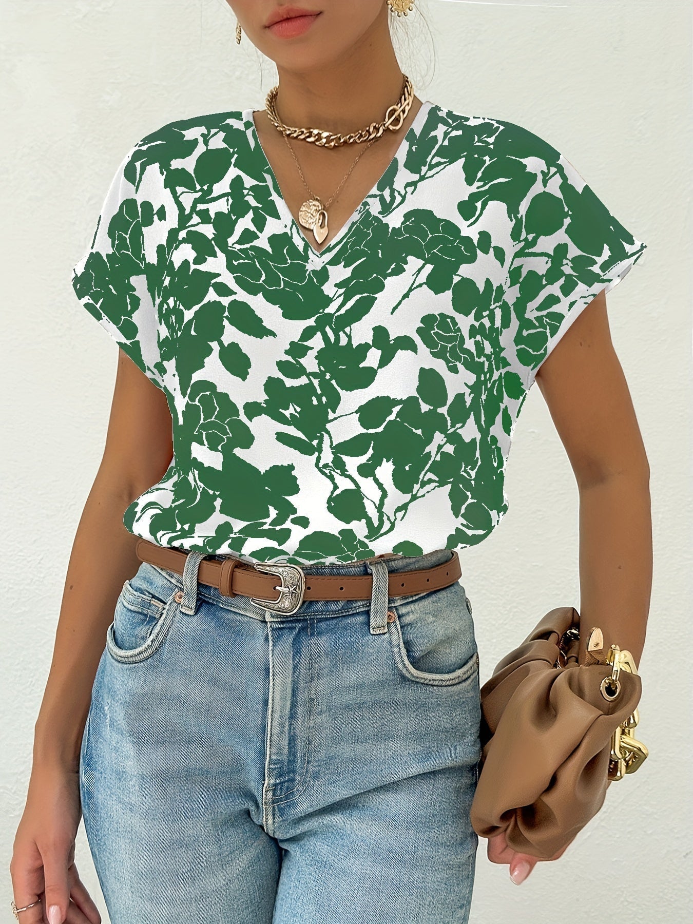 Women's floral print V-neck blouse lightweight romantic pattern versatile elegant everyday top