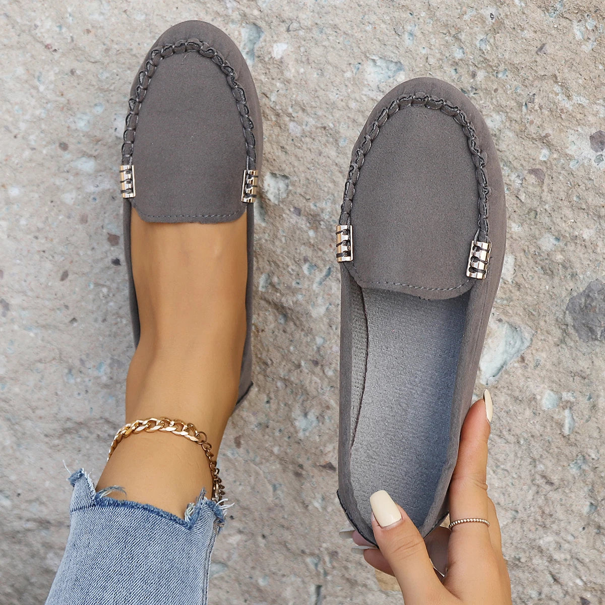 Women's denim slip-on flats with cushioned insole, casual style and anti-slip sole for everyday wear