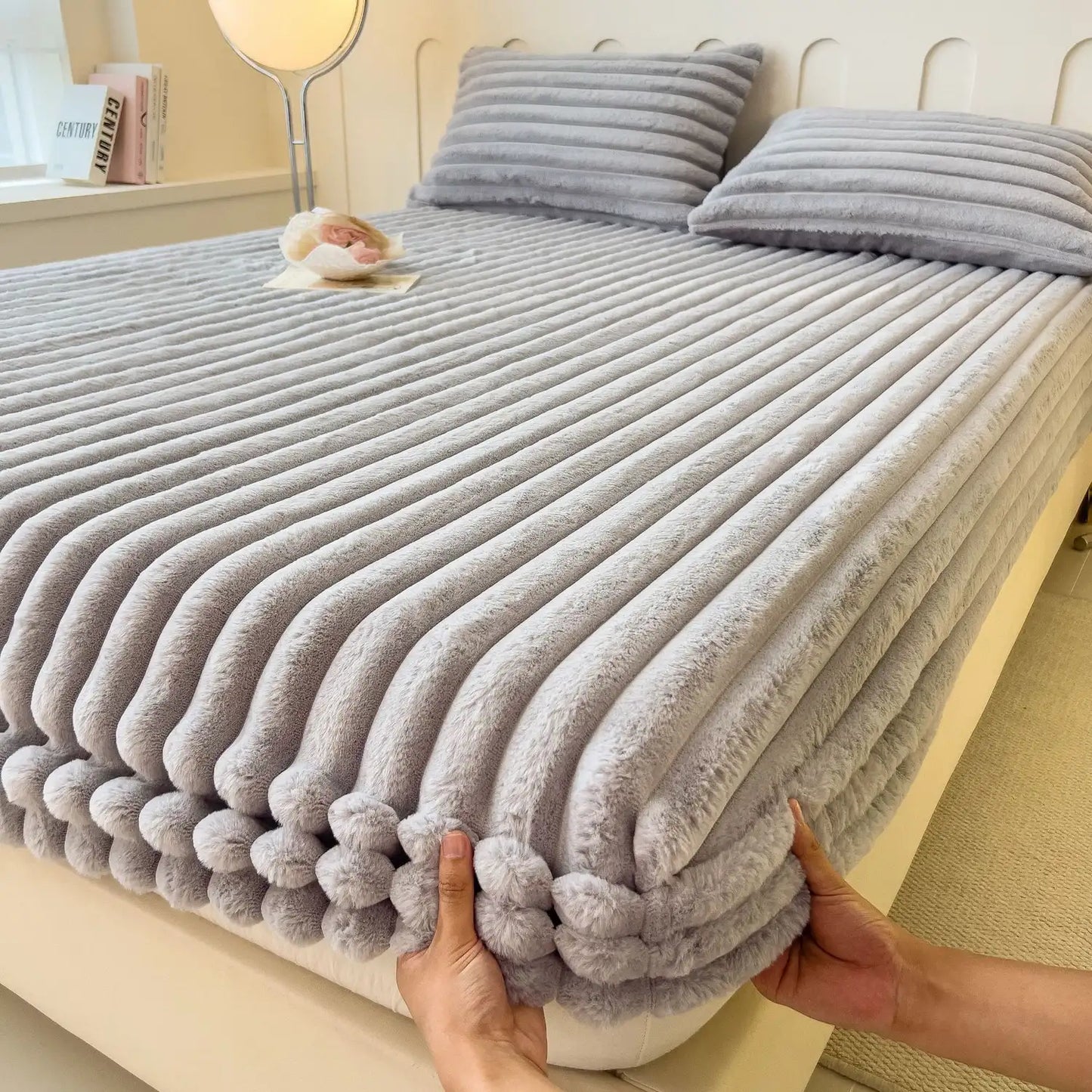 Velvet ribbed fitted sheet with elastic edges in plush milk velvet polyester for luxury bedding