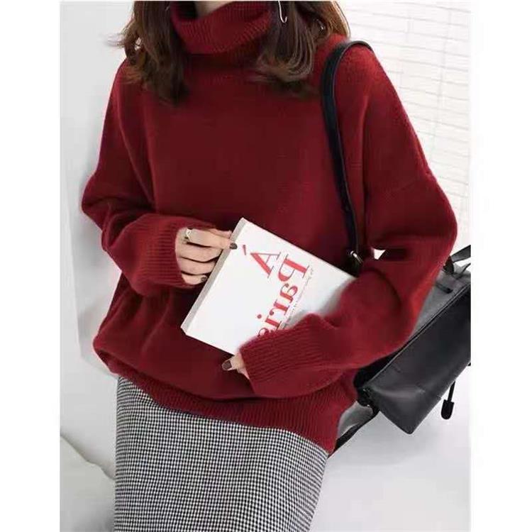 Relaxed-fit casual cashmere turtleneck sweater in neutral tone, breathable knit pullover for everyday wear