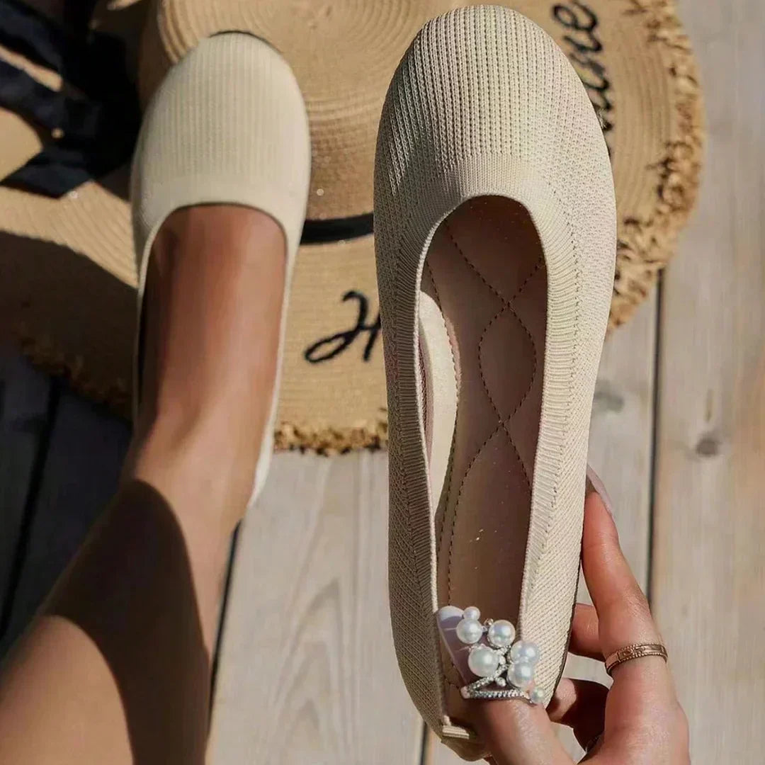 Breathable orthopedic mesh sneakers in neutral tones, slip-resistant sole for all-day posture support