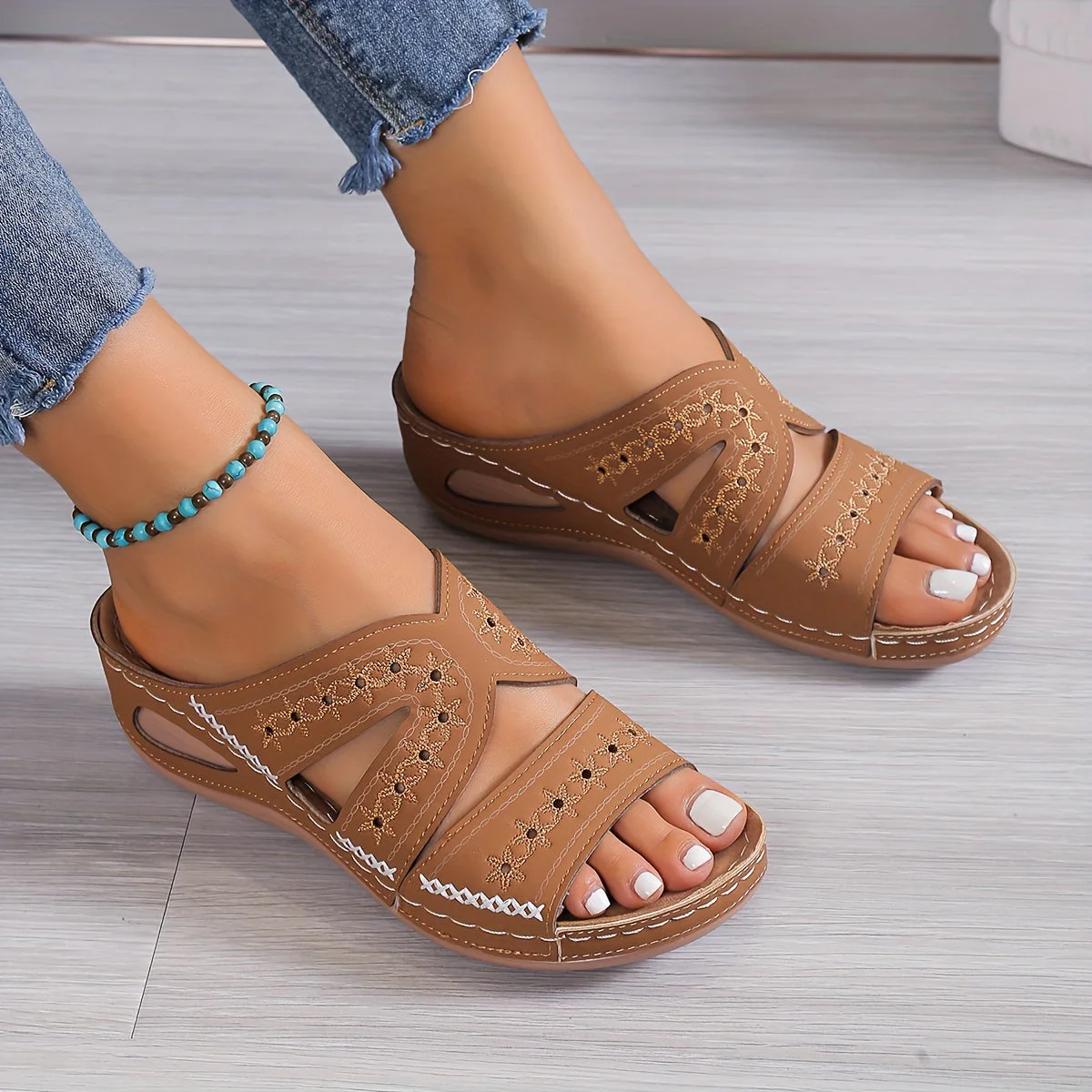 Women's orthopedic open wedge sandal in neutral tone with breathable upper and all-day arch support