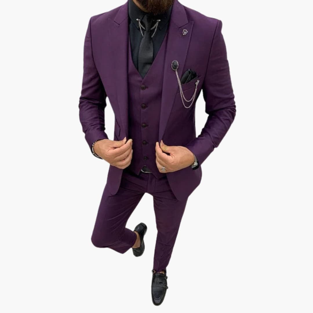 Slim fit 3-piece men's suit in classic navy, tailored silhouette with elegant vest for formal events