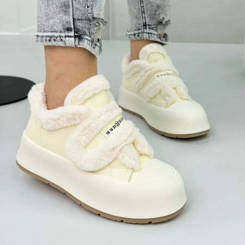 Mont Lofure fleece-lined slip-on shoes with strap detail, cozy urban style for cold days