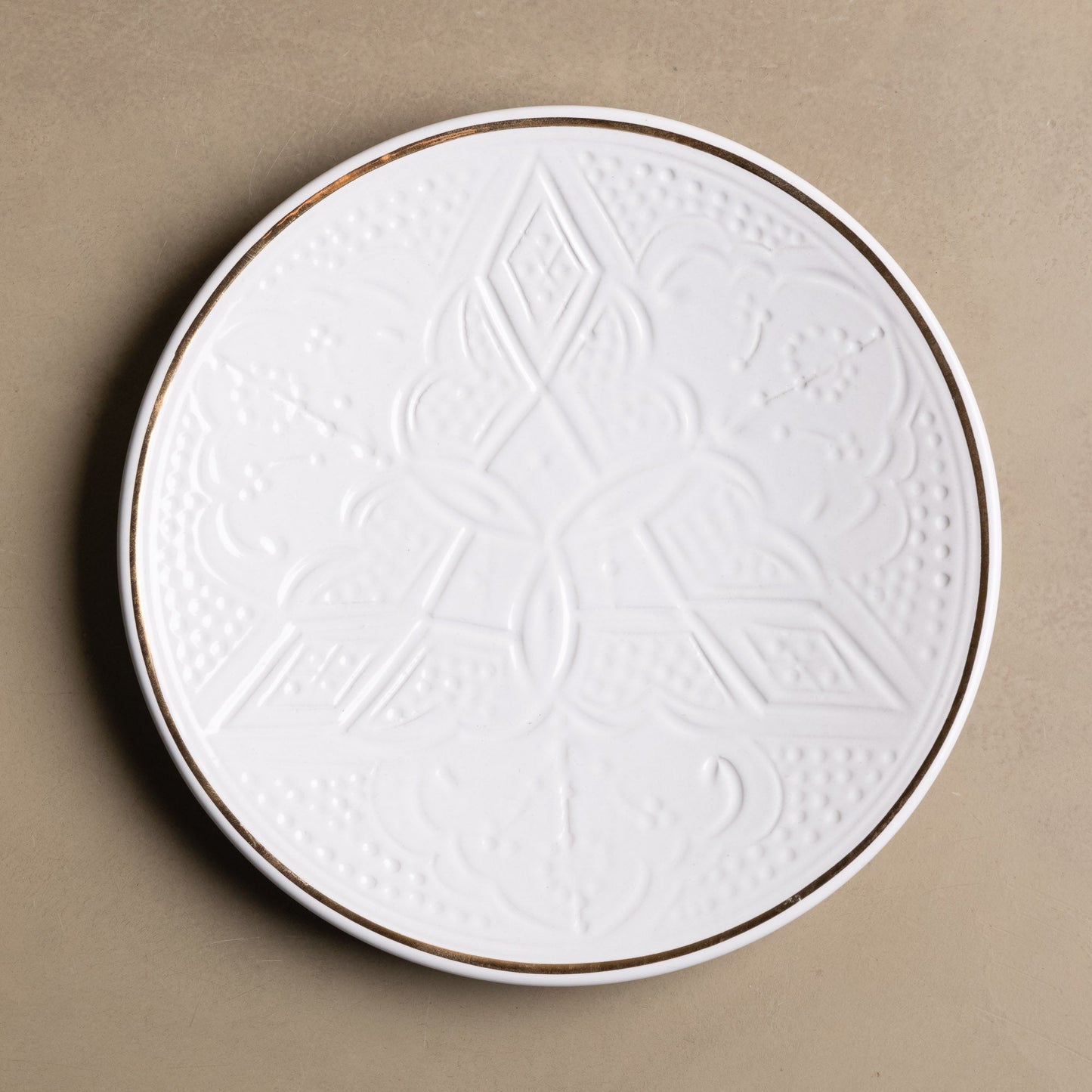 Zagora white Moroccan dinner plate handcrafted with 12-carat gold accents, contemporary silhouette