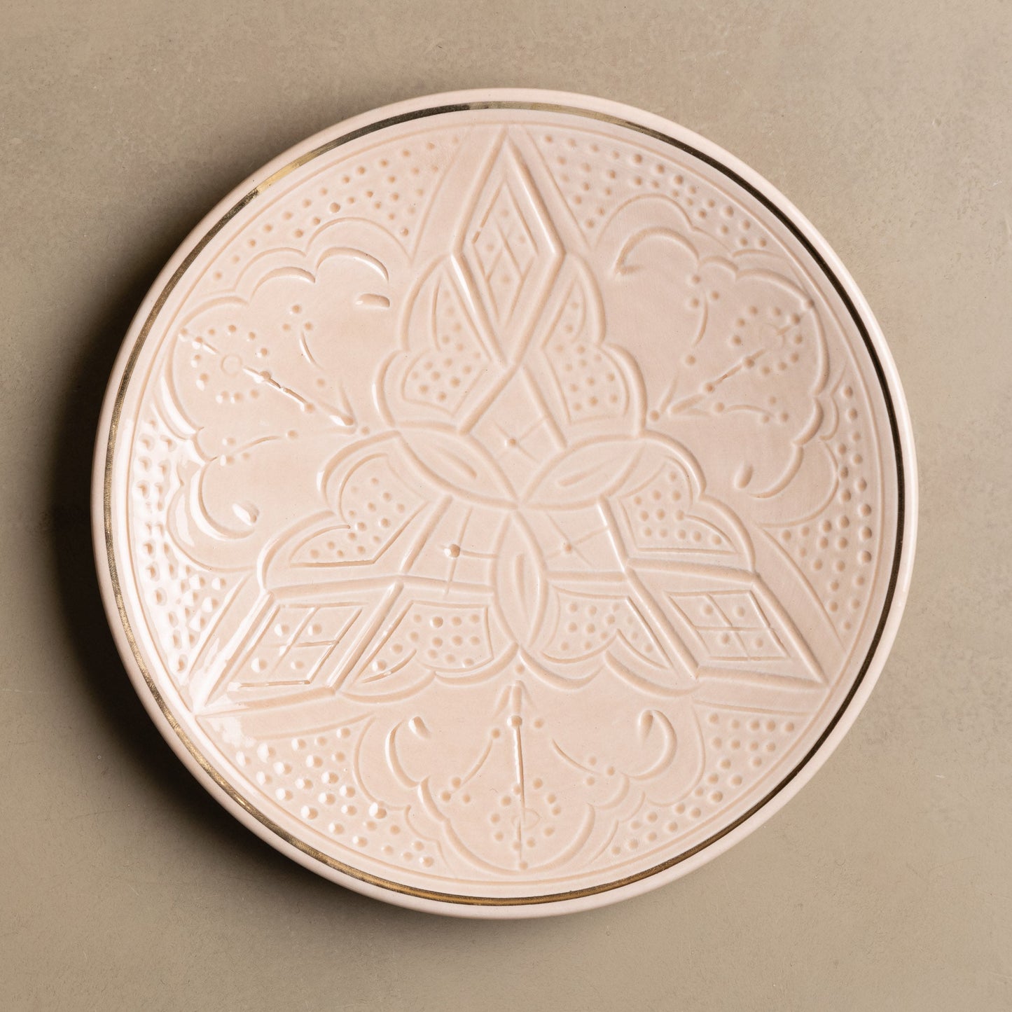 Zagora sand handcrafted Moroccan dinner plate with 12-carat gold accents, elegant contemporary silhouette