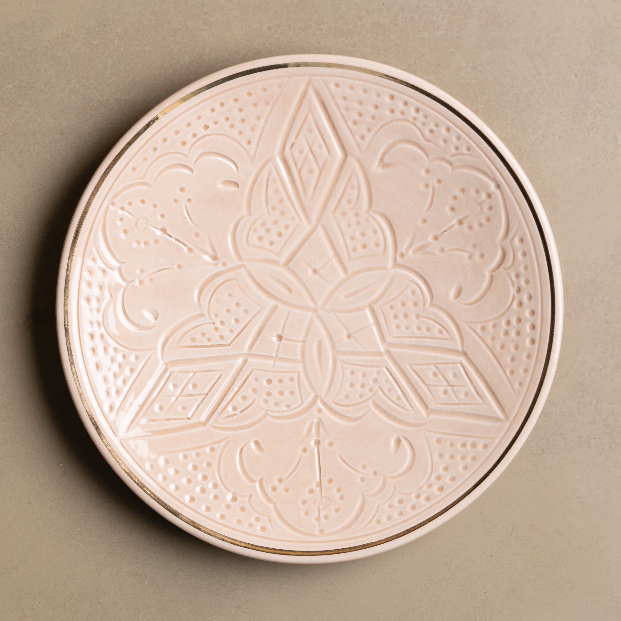 Zagora sand handcrafted Moroccan dinner plate with 12-carat gold accents, elegant contemporary silhouette