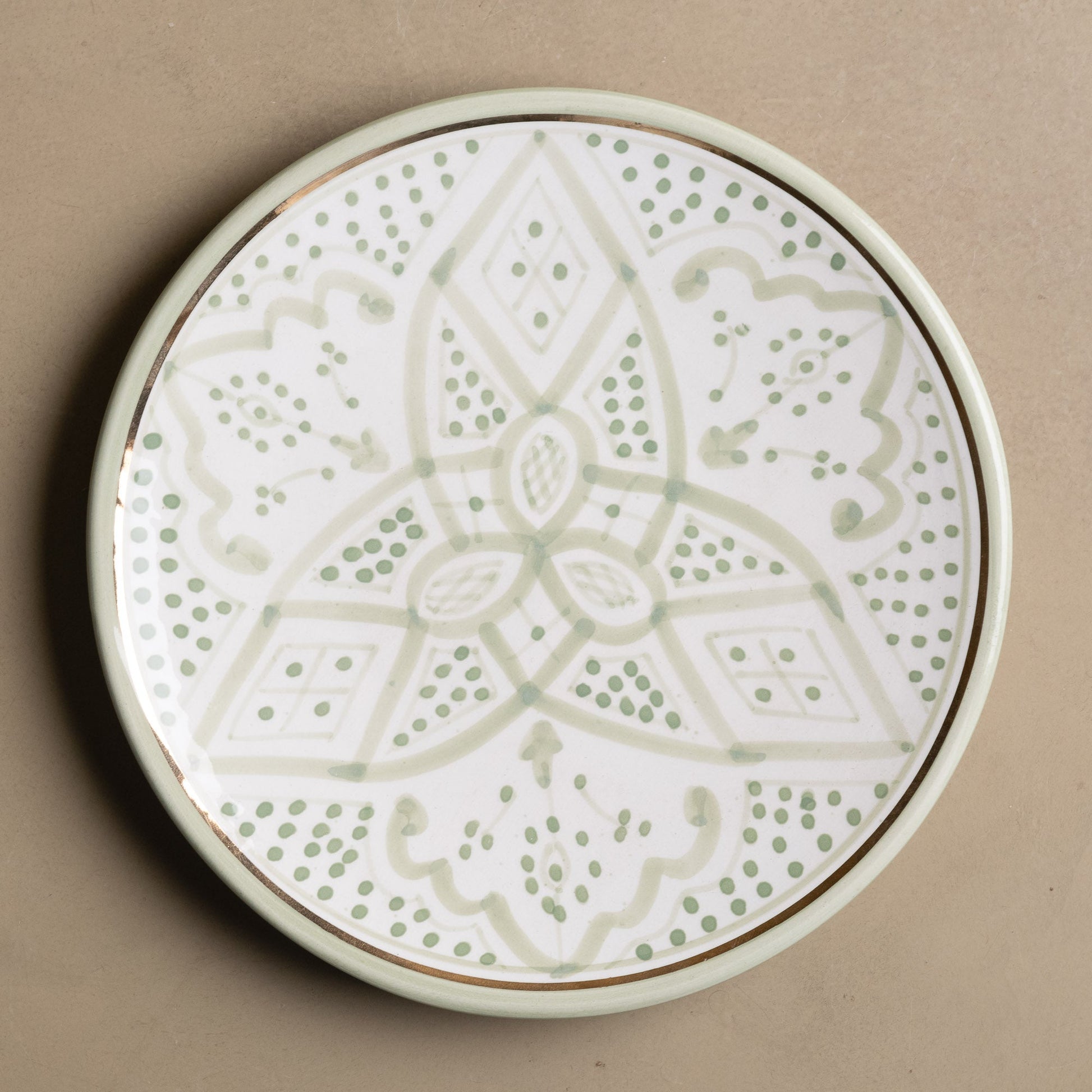 Fez green Moroccan dinner plate handcrafted with 12-carat gold accents, 10.2in contemporary silhouette