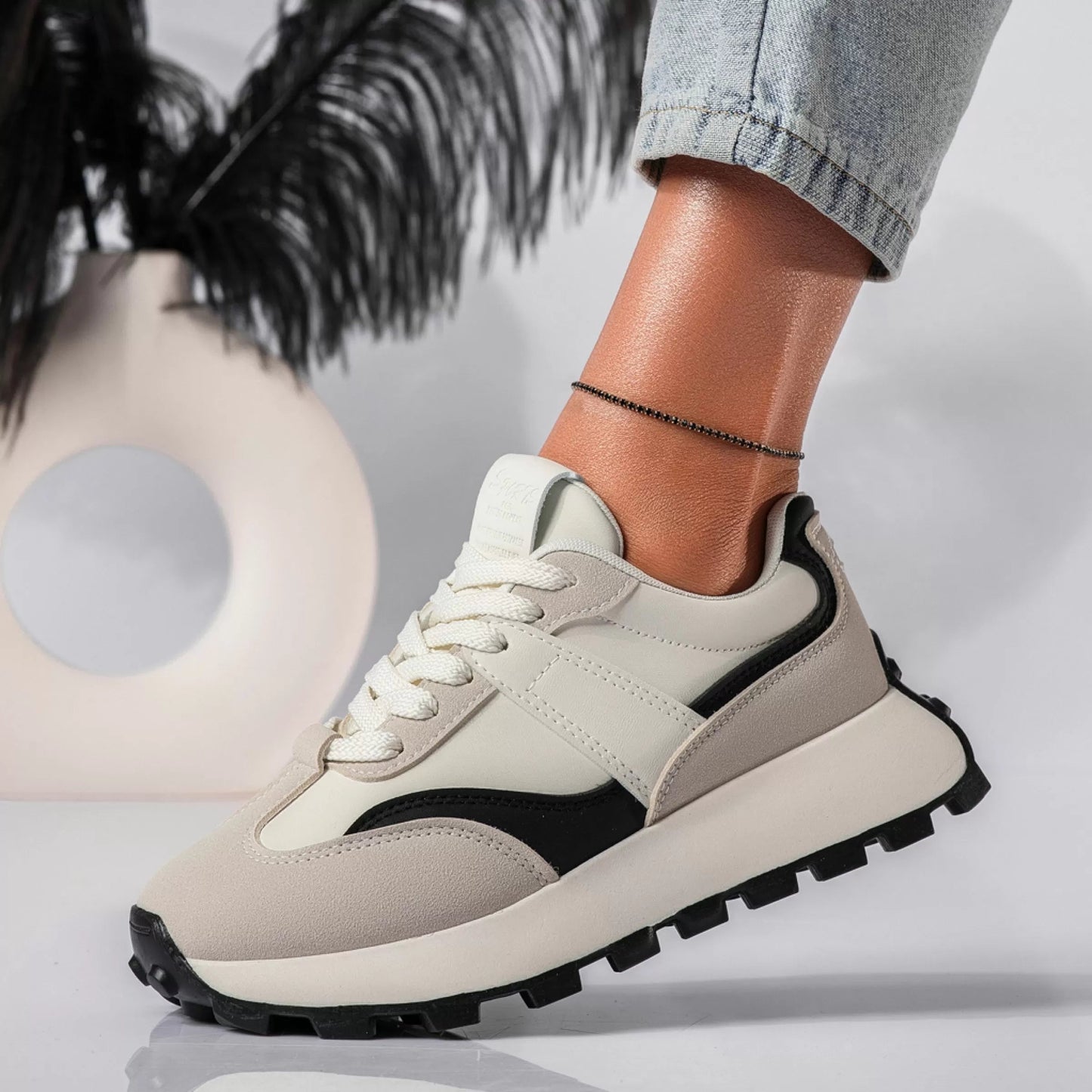 Women's Daisy lightweight winter athletic shoes in color-contrast design, cushioned walking running sneakers