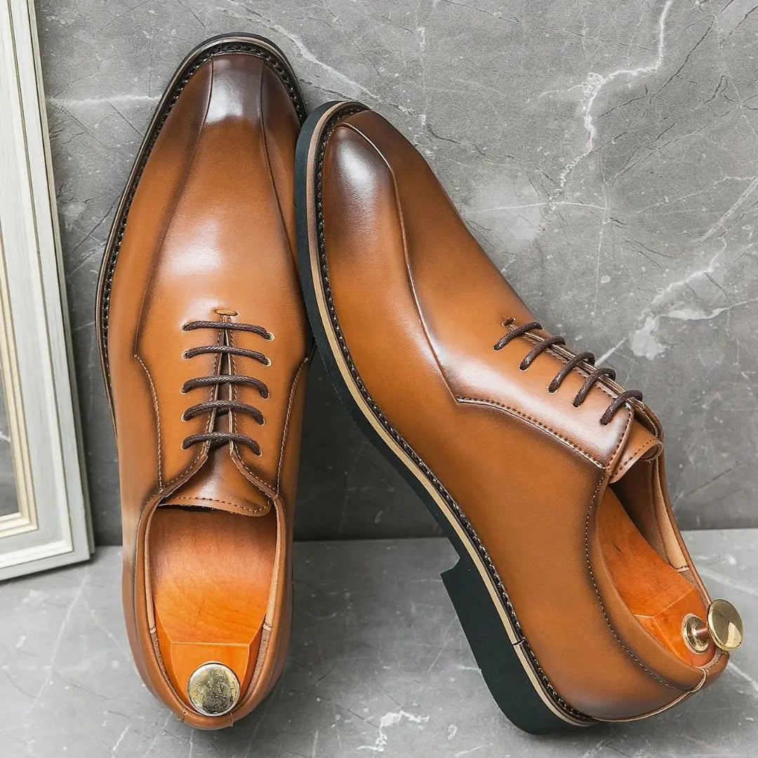 Men's black high-gloss Oxford dress shoes with breathable lining and sleek formal silhouette