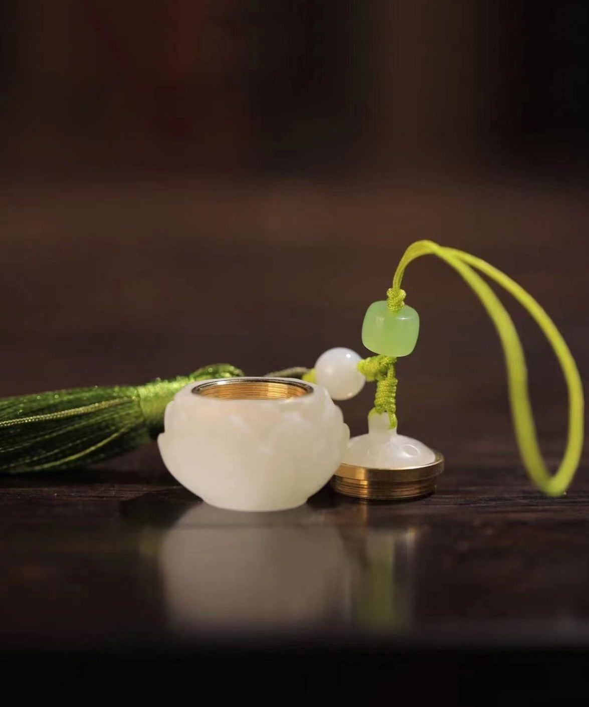 Chaînes de téléphone en jade vert tissé à la main avec pompon en forme de lotus creux - Urbann-Vibe