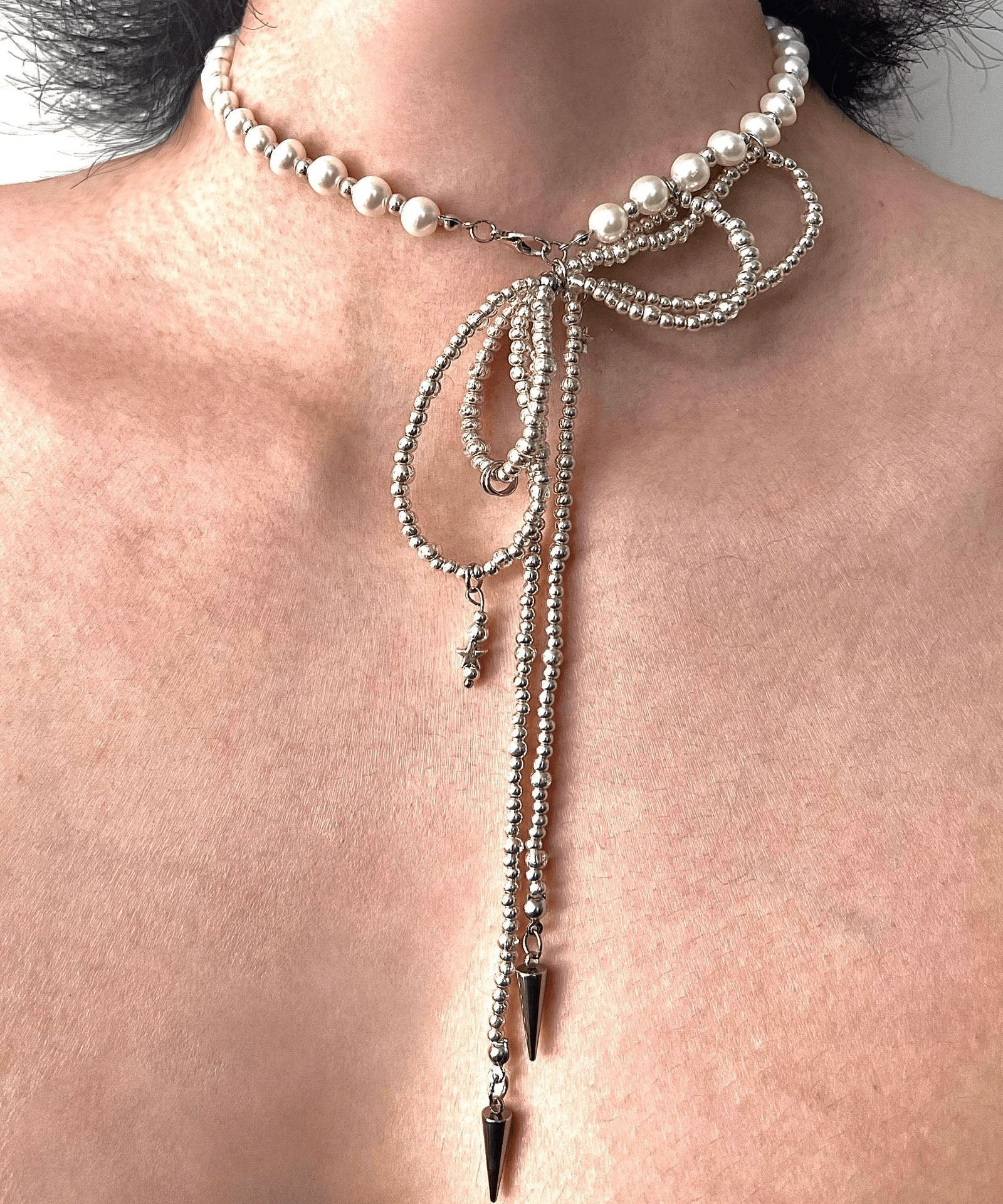Collier avec pendentif en acier inoxydable et perles en forme de nœud papillon en soie artificielle - Urbann-Vibe