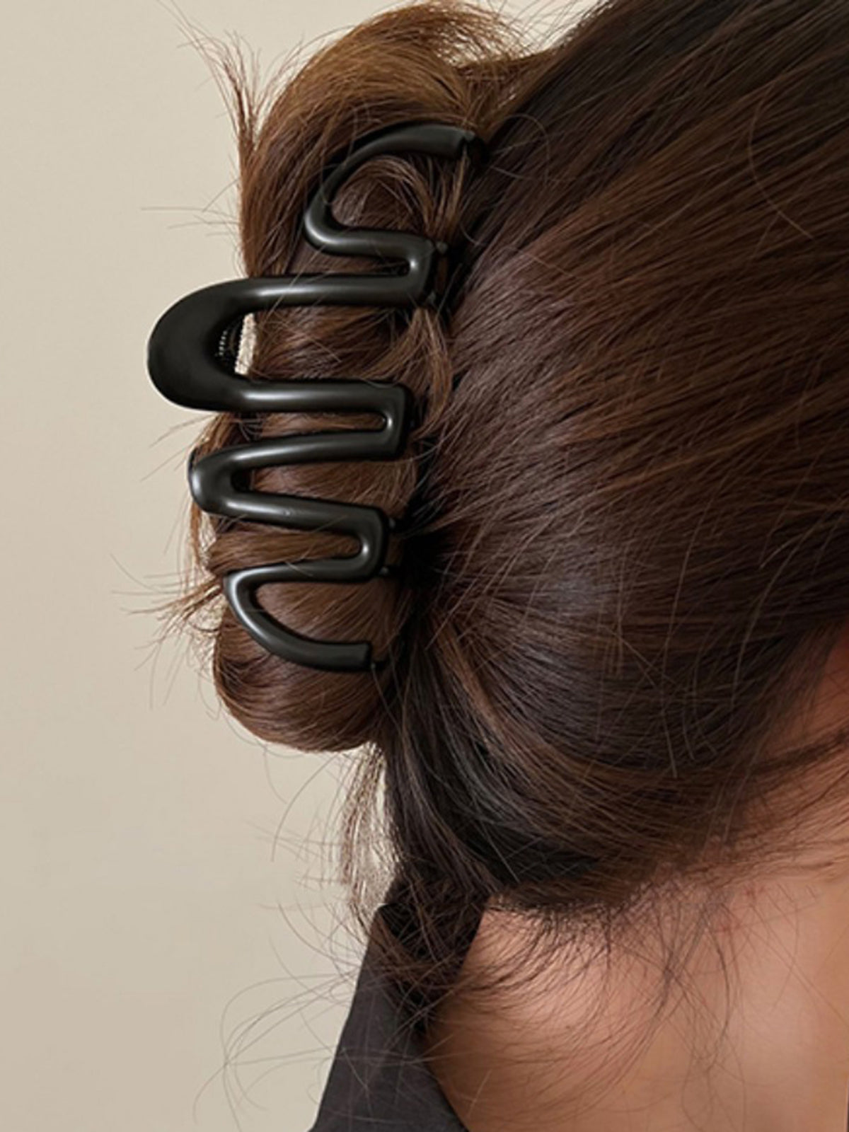 Silver glossy wave hair claw clip sculptural design secure hold polished everyday updos