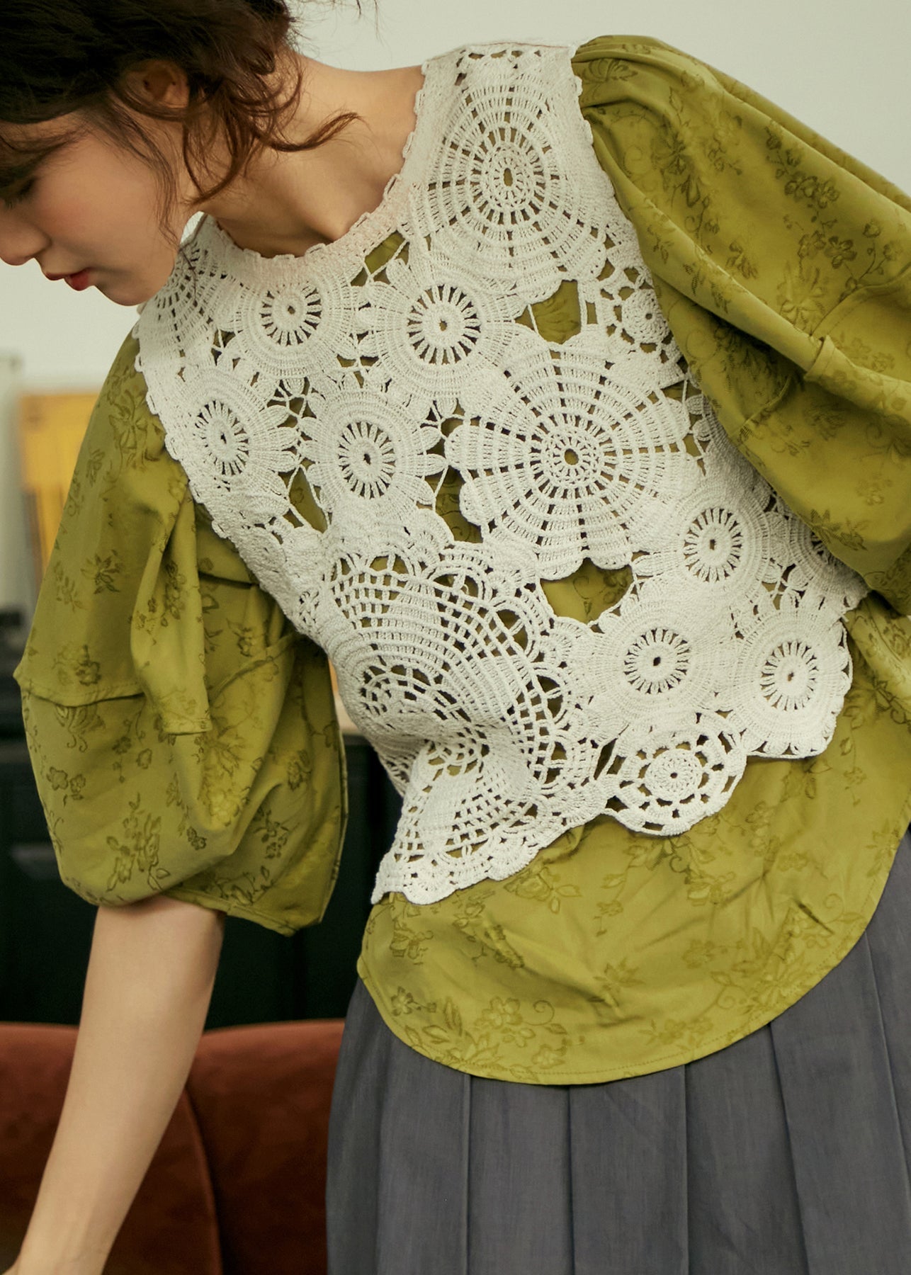 Magnifique gilet beige en coton à col rond et crochet ajouré sans manches - Urbann-Vibe