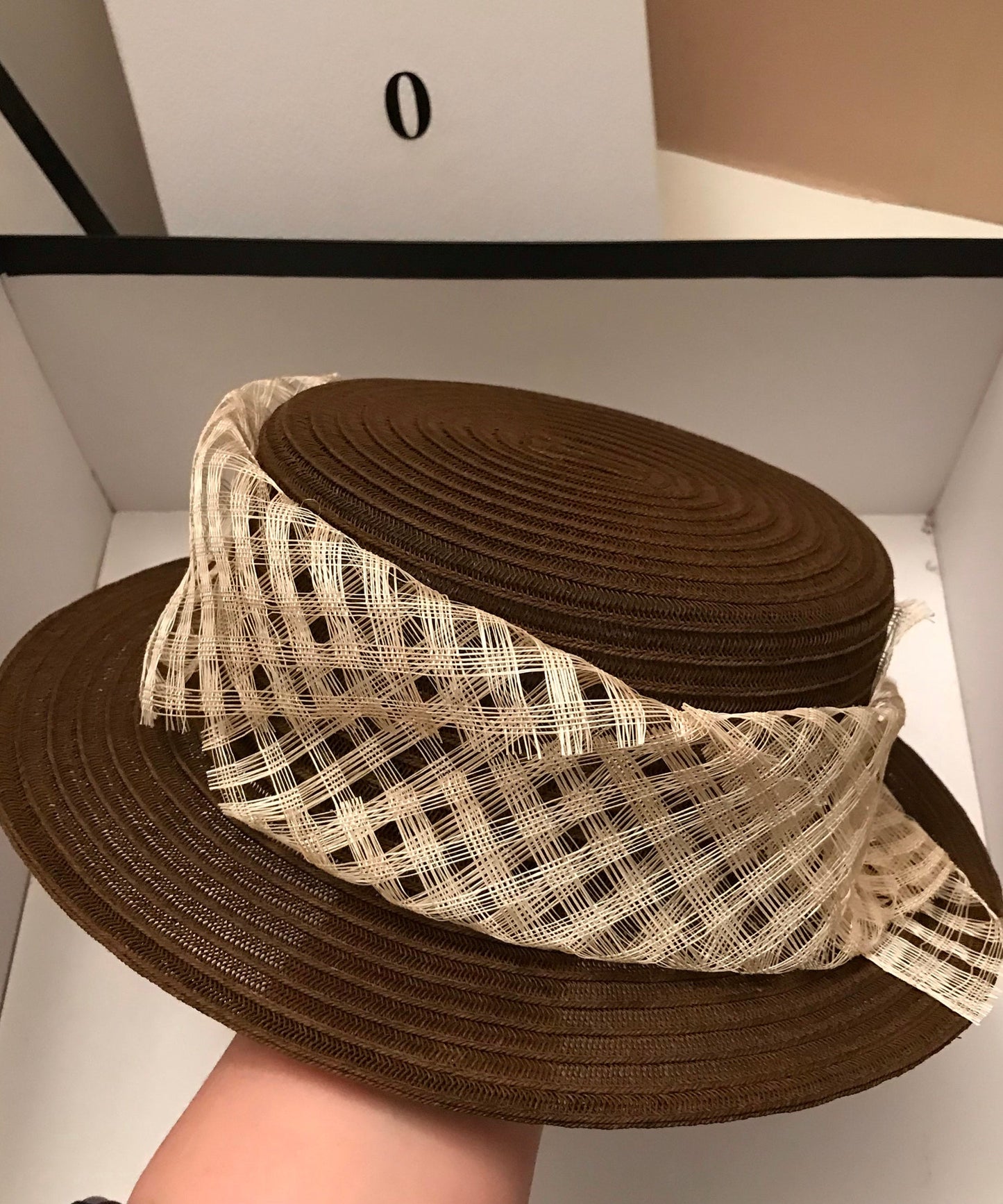 Magnifique chapeau cloche en paille tissée marron polyvalent pour les fêtes - Urbann-Vibe