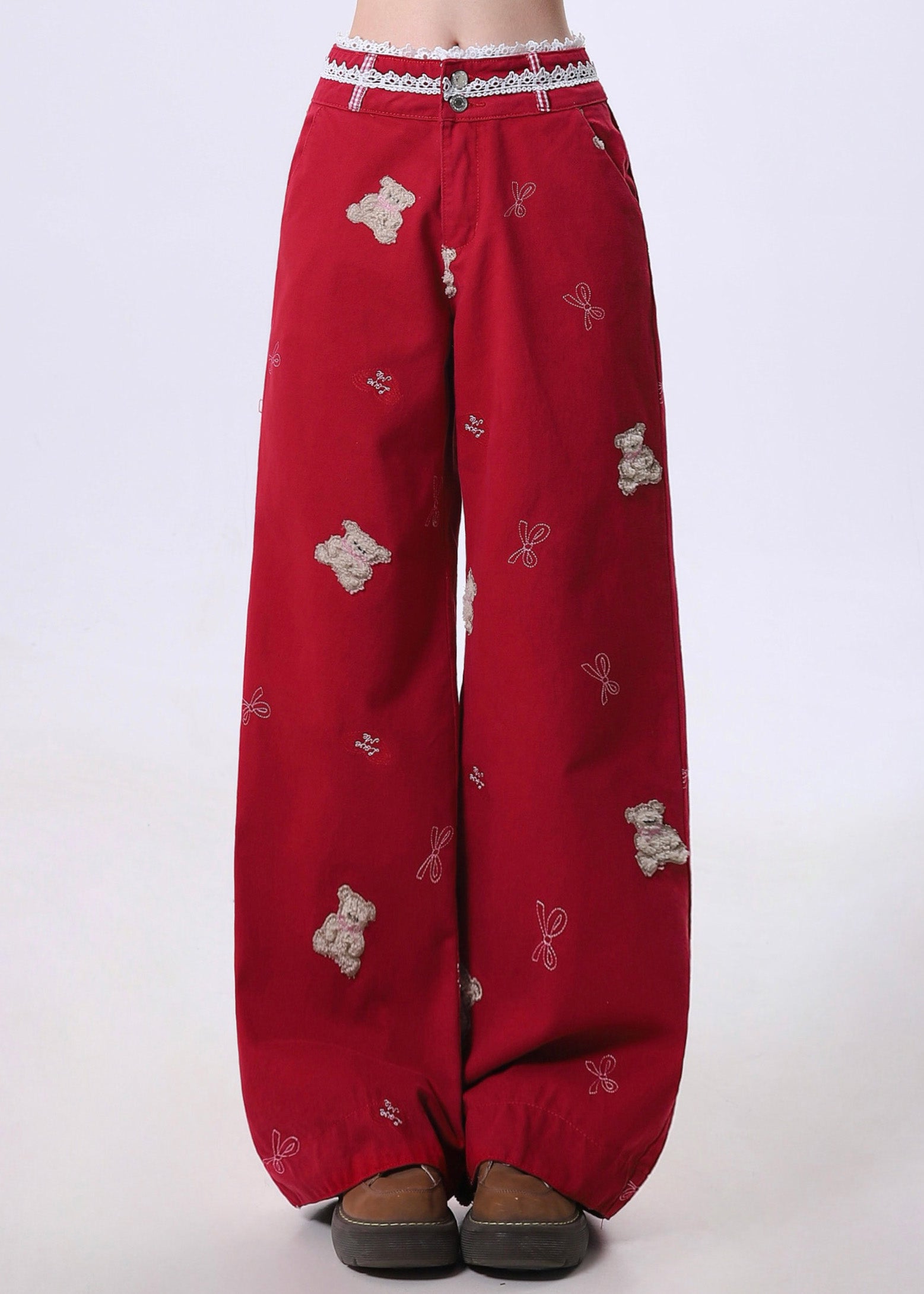 Magnifique pantalon en denim patchwork brodé rouge pour le printemps - Urbann-Vibe