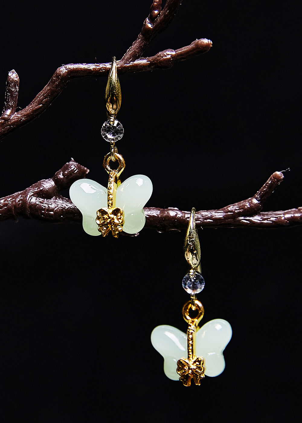 Magnifiques boucles d'oreilles pendantes en jade papillon blanc et dorure - Urbann-Vibe