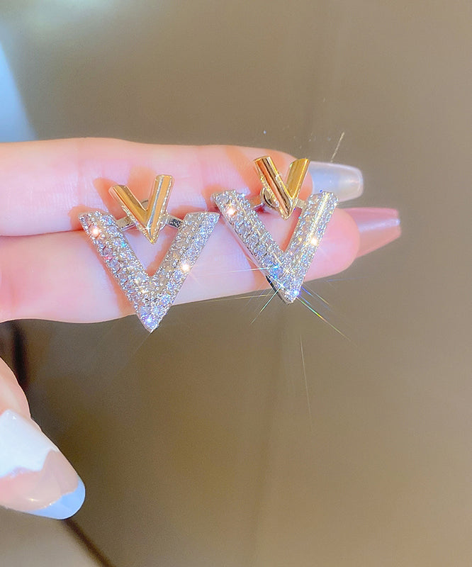 Magnifiques boucles d'oreilles à tige en forme de V avec zircons blancs et graphiques - Urbann-Vibe