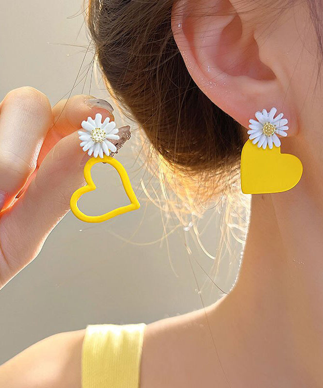 Magnifiques boucles d'oreilles à tige asymétriques en alliage jaune émaillé cuit motif floral - Urbann-Vibe