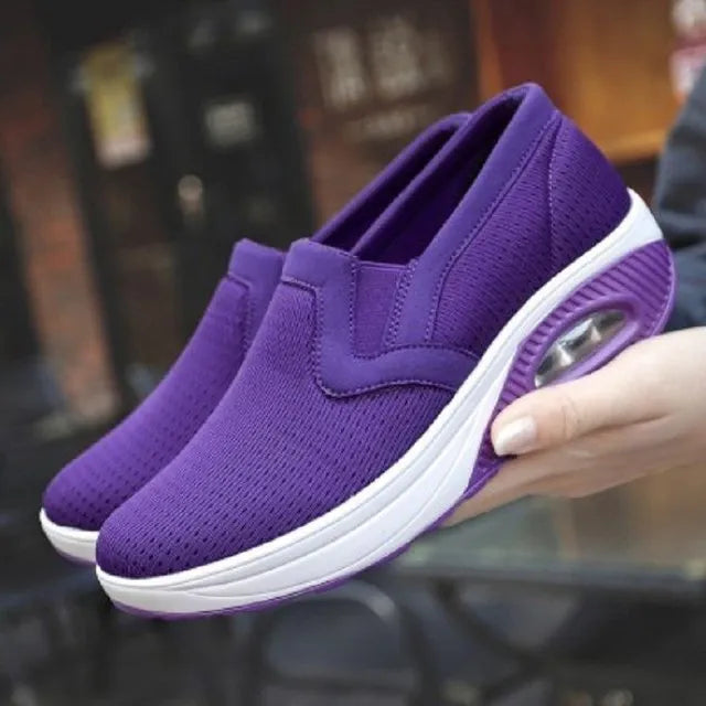 Lightweight women's sneakers in neutral tones, casual low-top style with all-day support cushioning