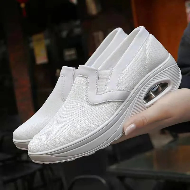 Lightweight women's sneakers in neutral tones, casual low-top style with all-day cushioned support
