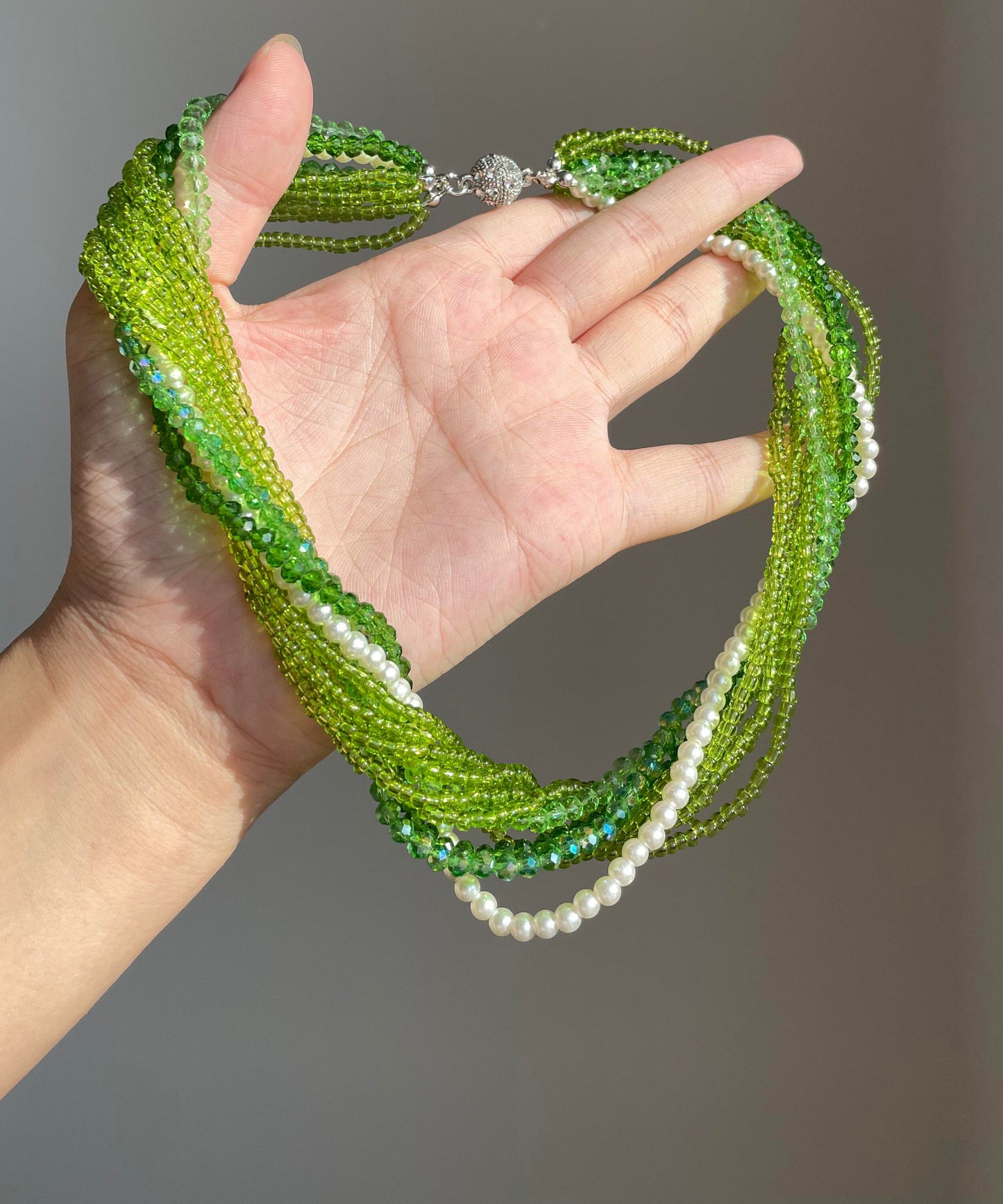 Collier de perles superposées en résine de cristal vert de Bohême - Urbann-Vibe