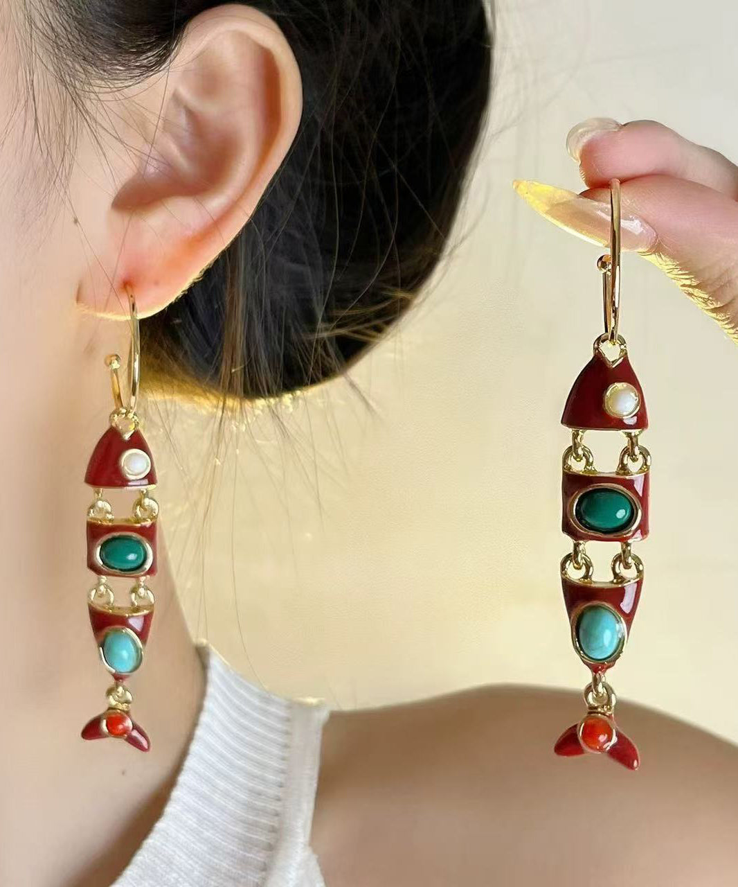 Boucles d'oreilles pendantes bohèmes en alliage de cuivre émaillé, forme de poisson, colorblock. - Urbann-Vibe