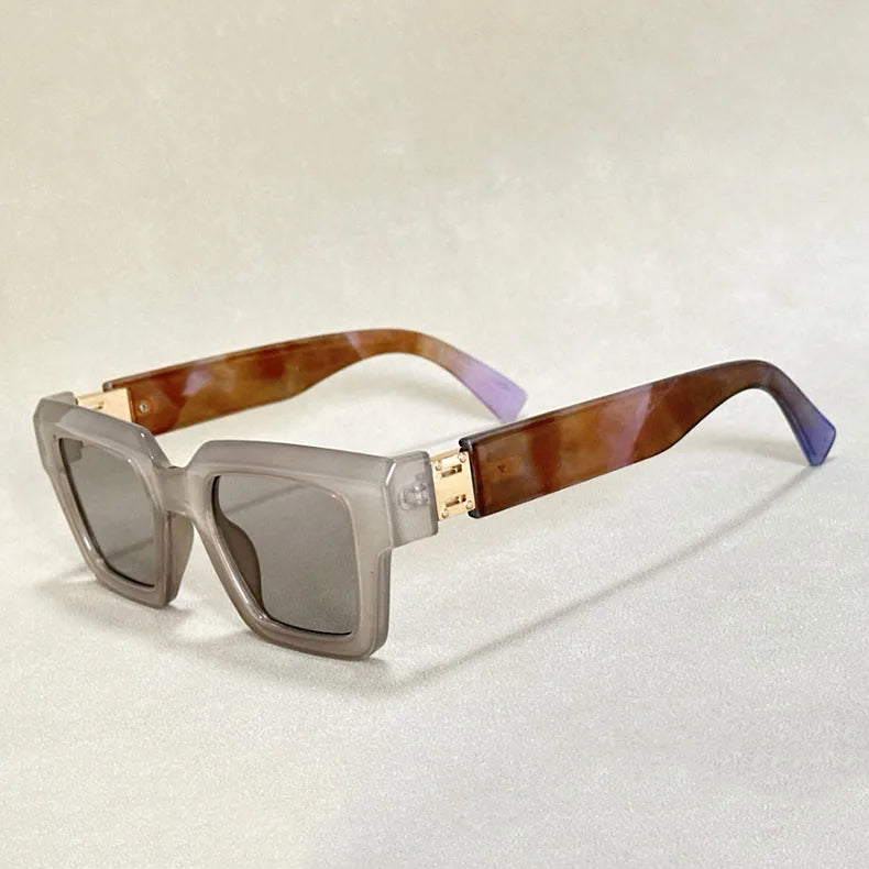 Retro square sunglasses with photochromic UV400 lenses, bold polycarbonate frame for outdoor adventurers