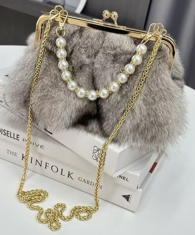 Sac messager gris en fourrure duveteuse avec chaîne - Urbann-Vibe