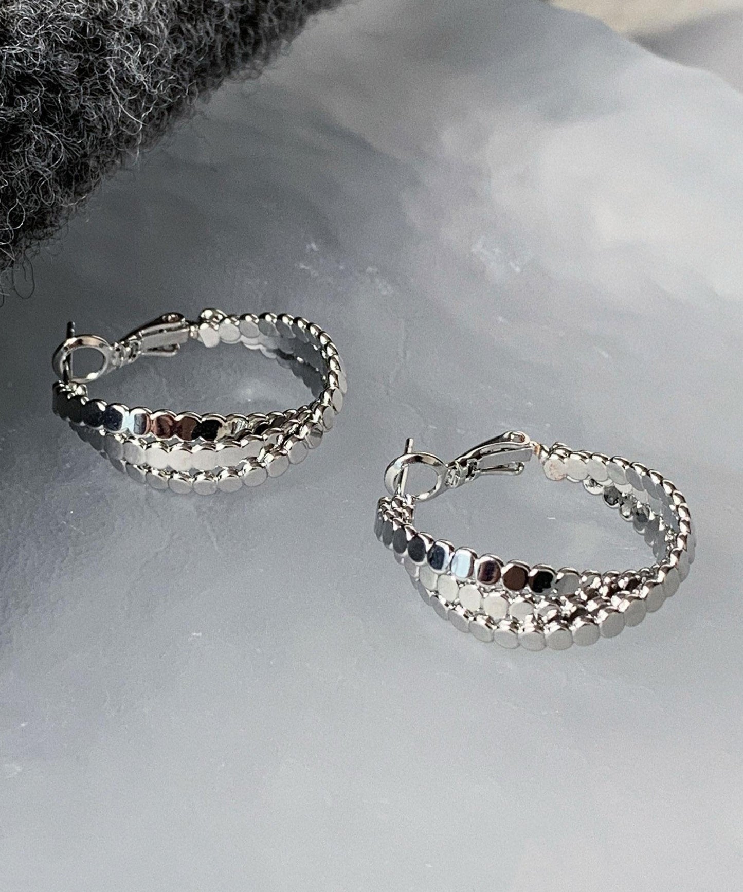 Boucles d'oreilles créoles torsadées en soie et argent sterling, style boutique. - Urbann-Vibe