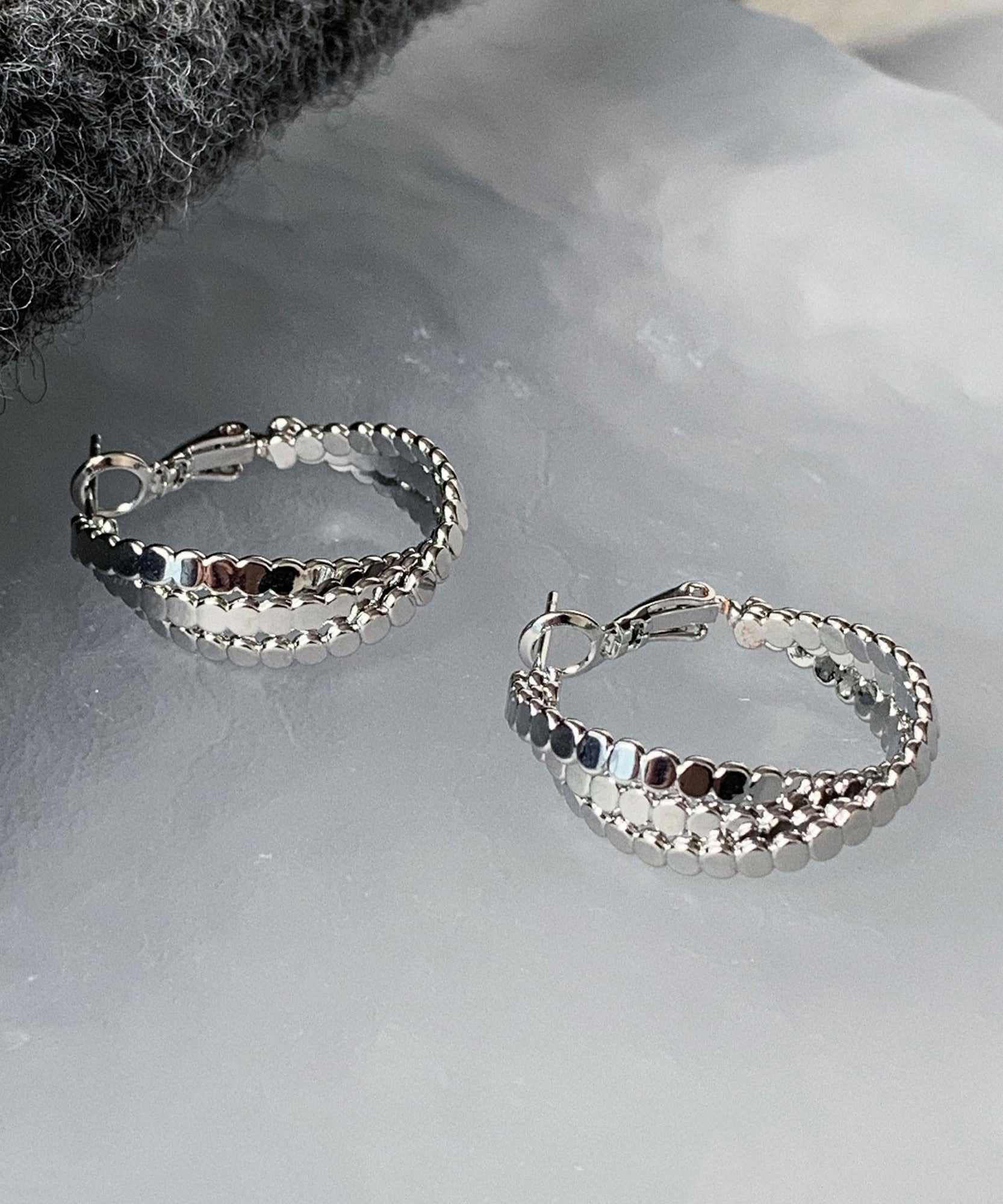 Boucles d'oreilles créoles torsadées en soie et argent sterling, style boutique. - Urbann-Vibe